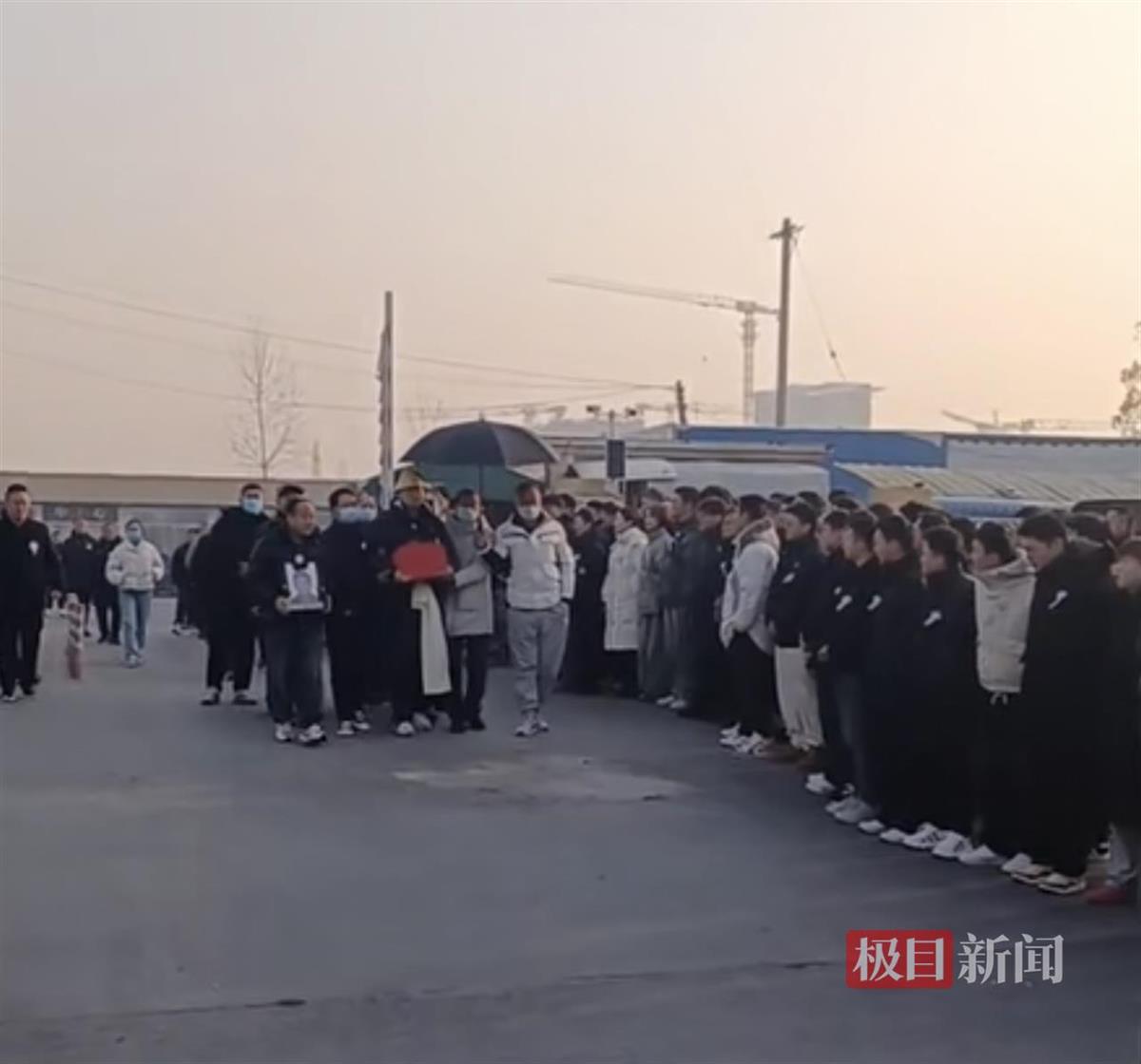 教師去世，200多畢業生來送行——永恒的師生情，教師離世，200多名畢業生深情送別，永恒師生情永存心間