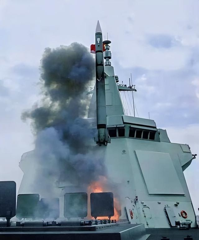解放軍出動三艘055驅(qū)逐艦，展現(xiàn)強(qiáng)大實(shí)力與多重意義，解放軍三艘055驅(qū)逐艦展示強(qiáng)大實(shí)力與多重戰(zhàn)略意義