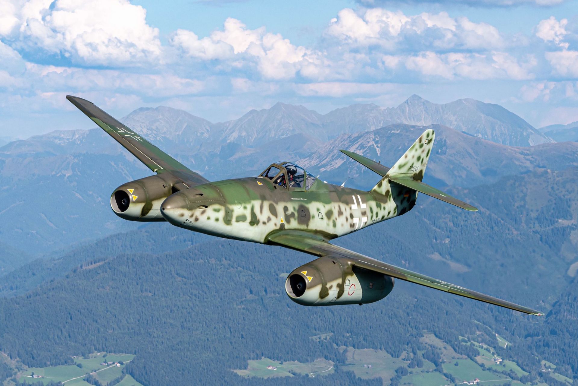 Me262戰斗機與米格9戰斗機的巔峰對決，歷史與技術的較量，Me262與米格9，歷史與技術的巔峰對決